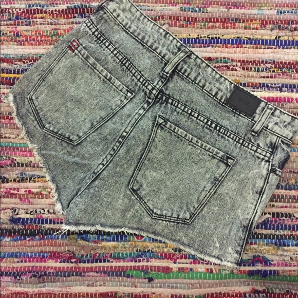 Edgy BDG 26w high rise denim shorts - Picture 3 of 3